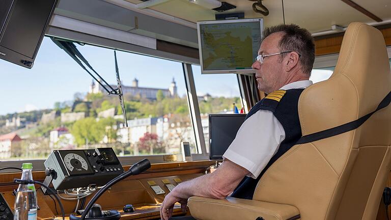 Der dichte Schiffsverkehr auf dem Main erfordert viel Aufmerksamkeit: Kapitän Oliver Kurth im Steuerhaus.