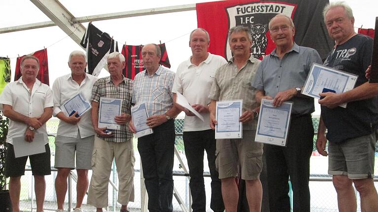 Die silberne BFV-Verbandsehrenadel nahmen (v.l.) Hubert Stockmann, Horst Geier, Dieter Zeier, Herbert Stockmann, Elmar Pfeuffer, Willibald Kippes, Michael Schultz und Edgar Stockmann entgegen. - Die silberne BFV-Verbandsehrenadel nahmen (v.l.) Hubert Stockmann, Horst Geier, Dieter Zeier, Herbert Stockmann, Elmar Pfeuffer, Willibald Kippes, Michael Schultz und Edgar Stockmann entgegen. Die silberne BFV-Verbandsehrenadel nahmen (v.l.) Hubert Stockmann, Horst Geier, Dieter Zeier, Herbert Stockmann, Elmar Pfeuffer, Willibald Kippes, Michael Schultz und Edgar Stockmann entgegen. - Die silberne BFV-Verbandsehrenadel nahmen (v.l.) Hubert Stockmann, Horst Geier, Dieter Zeier, Herbert Stockmann, Elmar Pfeuffer, Willibald Kippes, Michael Schultz und Edgar Stockmann entgegen.