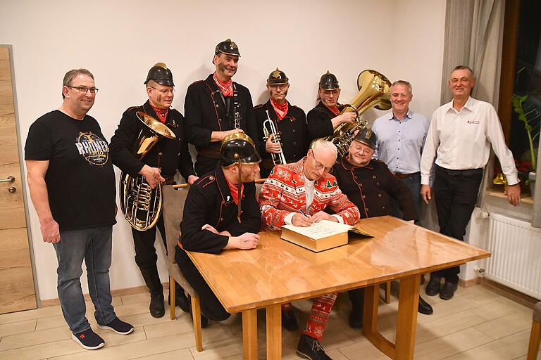 Eintrag in das goldene Buch der Gemeinde mit Bürgermeister Marco Heinickel (Zweiter von rechts) und den 'Machern' des 'Neuschter Kulturzaubers', Thomas Liebst (links) und Bernhard Back (rechts).