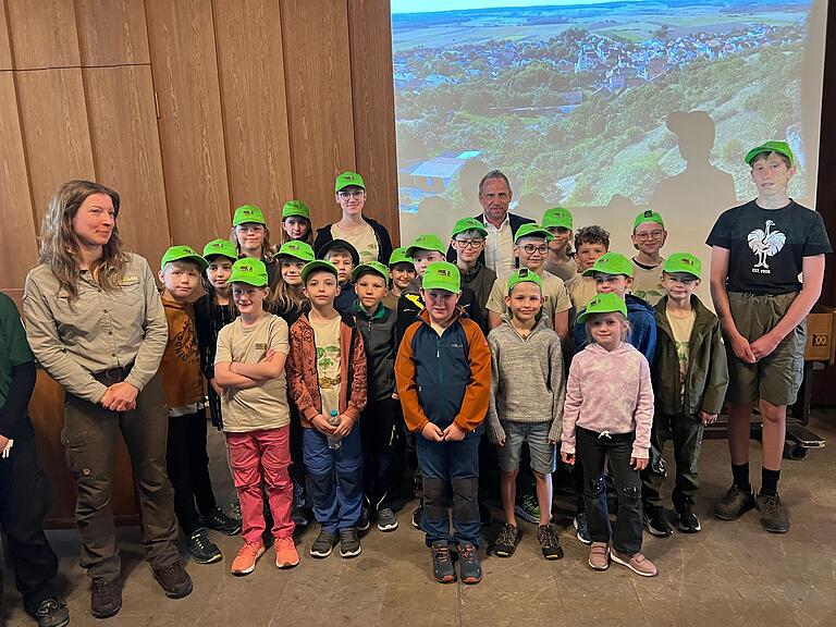 Die Juniorrangerinnen und -ranger mit dem bayerischen Umweltminister Thorsten Glauber.