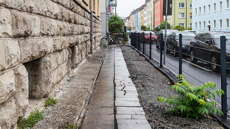 Der Asphalt ist vom Vorgarten in der Arndtstraße schon vor Monaten entfernt worden. Aber die geplante Bepflanzung lässt auf sich warten.