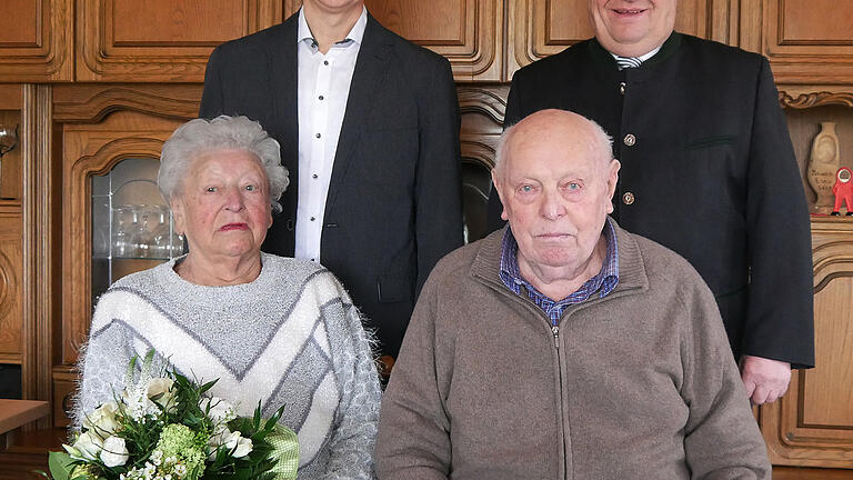 Bürgermeister Burkhard Wachenbrönner und stellvertretender Landrat Josef Demar gratulierten Selma und Karl Nenninger zur seltenen Gnadenhochzeit. Bürgermeister Burkhard Wachenbrönner und stellvertretender Landrat Josef Demar gratulierten Selma und Karl Nenninger zur seltenen Gnadenhochzeit.