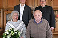 Bürgermeister Burkhard Wachenbrönner und stellvertretender Landrat Josef Demar gratulierten Selma und Karl Nenninger zur seltenen Gnadenhochzeit.