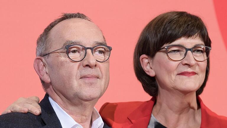 Norbert Walter-Borjans und Saskia Esken - Mit Norbert Walter-Borjans und Saskia Esken deutet sich ein Linksruck bei der SPD an. Norbert Walter-Borjans und Saskia Esken - Mit Norbert Walter-Borjans und Saskia Esken deutet sich ein Linksruck bei der SPD an.