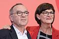 Norbert Walter-Borjans und Saskia Esken       -  Mit Norbert Walter-Borjans und Saskia Esken deutet sich ein Linksruck bei der SPD an.