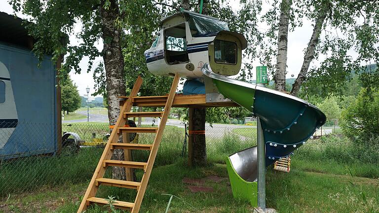 Benedikt und Linda Schmidt aus Oberfladungen haben den Rumpf einer  Cessna 152 zwischen den Birken in ihrem Garten aufgehängt. Damit ging ein Kindheitstraum für sie in Erfüllung.