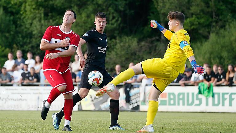 Robin Michel (rechts), Keeper des ASV Rimpar hier beim letzten Bezirksliga-Spiel in Frammersbach, hielt beim SC Aufkirchen seinen Kasten sauber. Deshalb zog seine Mannschaft in die zweite Runde der Relegation zur Landesliga ein. Robin Michel (rechts), Keeper des ASV Rimpar hier beim letzten Bezirksliga-Spiel in Frammersbach, hielt beim SC Aufkirchen seinen Kasten sauber. Deshalb zog seine Mannschaft in die zweite Runde der Relegation zur Landesliga ein.