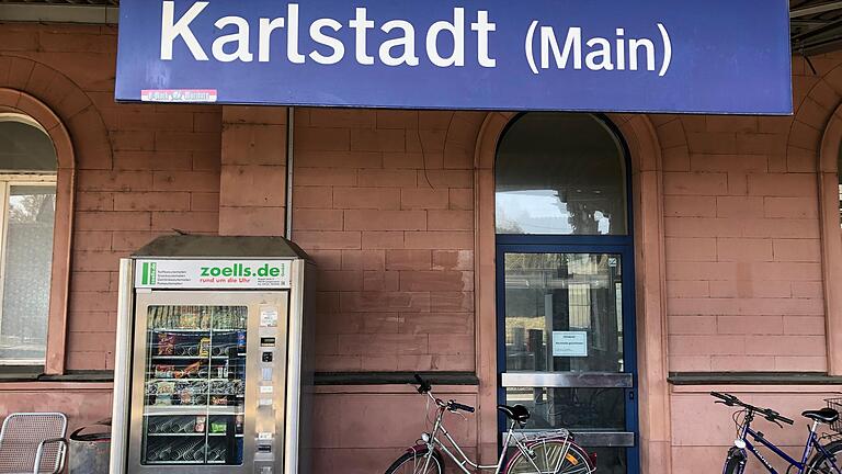 Das leerstehende Bahnhofsgebäude in Karlstadt. Das leerstehende Bahnhofsgebäude in Karlstadt.