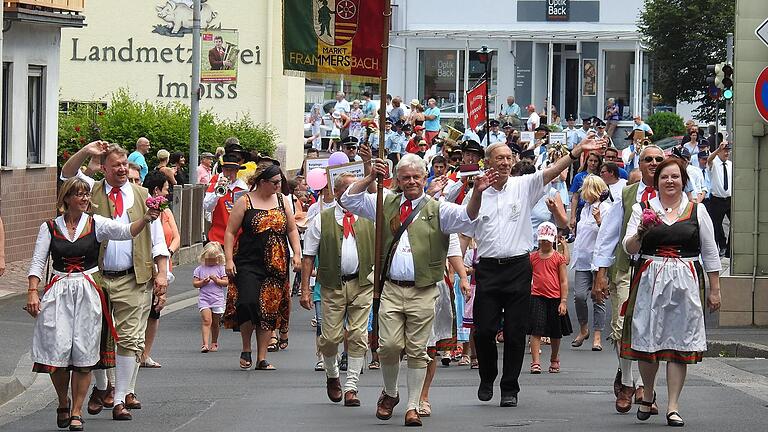 Der Spielmannszug Frammersbach – hier beim Festzug des großen Jubiläumsfestes – blickt auf ein erfolgreiches Jahr zurück, hat aber Nachwuchsprobleme.