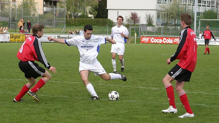 Suat Tuncer (am Ball) 2004 im Trikot des TSV Gochsheim in der Partie der Bezirksliga Ost gegen den SV Sylbach (links Stefan Oppelt, rechts Mark Tasch).&nbsp;