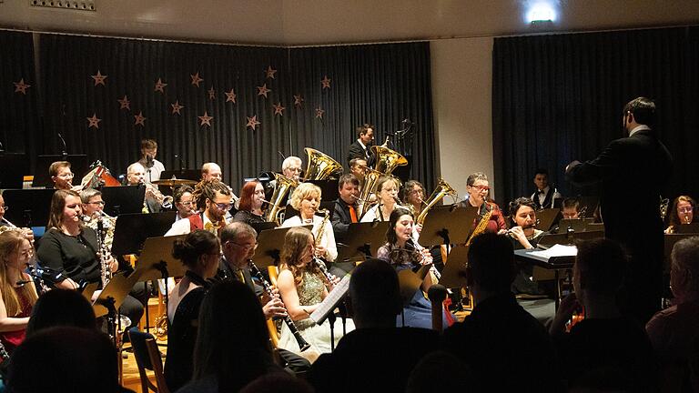 Dirigent Christian Metz überzeugte mit seinen Musikerinnen und Musikern der Stadtkapelle.       -  Dirigent Christian Metz überzeugte mit seinen Musikerinnen und Musikern der Stadtkapelle.