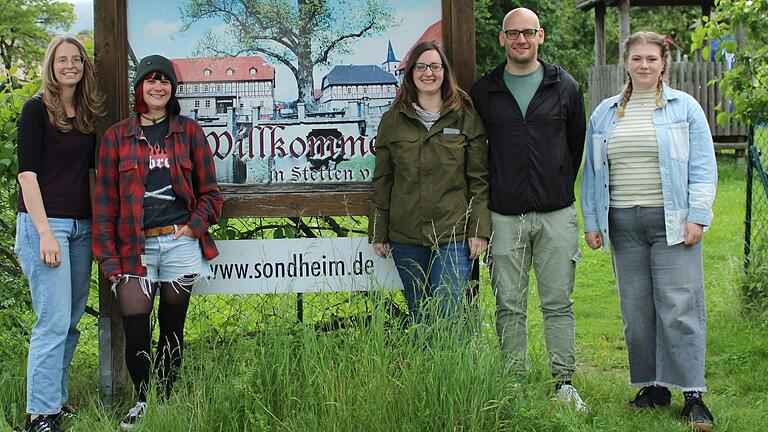 Die Initiative 'Stetten ist vielfältig' setzt sich für Demokratie und politische Bildung ein. Sie wurde von sieben jungen Menschen, die meisten von ihnen sind in Stetten aufgewachsen, ins Leben gerufen. Das Foto zeigt (von links): Amelie Weydringer, Carolina Wille, Svenja Weyrich, Valentin Hagen und Johanna Speth. Es fehlen Laura Speth und Moritz Hagen.