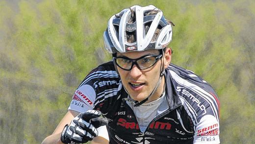 Christian Schneidawind siegt in Rekordzeit       -  (faf)   Mountainbiker Christian Schneidawind vom Team &bdquo;Texpa-Simplon&ldquo; hat den Crossduathlon in Stockstadt gewonnen. Der TÜV-Ingenieur baute den Wettkampf als kleine Belastung in seinen Trainingsplan ein und war am Ende nach fünf Kilometern Crosslauf, 14 Kilometern auf dem Rad und dem abschließenden Drei-Kilometer-Lauf als Erster im Ziel. Vom Start weg behauptete sich der Gerbrunner an der Spitze des Feldes und sicherte sich nach der zweiten Laufeinheit souverän den Sieg. Seine Zeit mit etwas mehr als 53 Minuten bedeuten Veranstalterangaben zufolge einen neuen Streckenrekord.