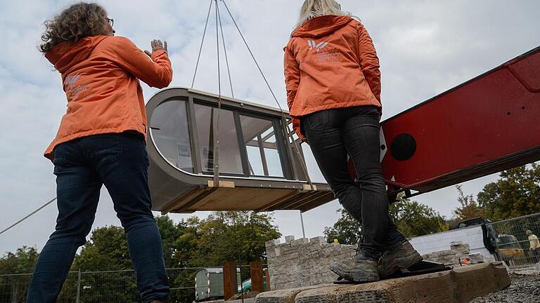 Tiny House auf dem Landesgartenschaugelände       -  Am Mittwoch schwebte das erste Tiny-House auf das Gelände der Landesgartenschau. Foto: Daniel Peter