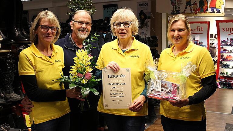 Mitarbeiterehrung für Irmgard Lang       -  (sc)   Seit 25 Jahren arbeitet Irmgard Lang (Zweite von rechts) bei &bdquo;Schuhtruhe und Bestellshop Rahm&ldquo; in Hofheim. Für ihr großes Engagement bekam die Jubilarin in einer kleinen Feierstunde viel Lob und Dank von den Inhabern Anette und Günter Rahm und Veronika Lüdecke (rechts). Den Beruf der Verkäuferin hatte Irmgard Lang bei der damaligen Firma &bdquo;Haushaltswaren Geuppert&ldquo; in der Hofheimer Hauptstraße erlernt.