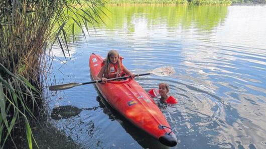 Leonie (11 Jahre) und Curtis (4 Jahre) aus Berlin sind bei ihrem Opa Reiner Greich in Unterhohenried zu Besuch und machen am Kleidersee erste Übungsfahrten mit dem Kajak.