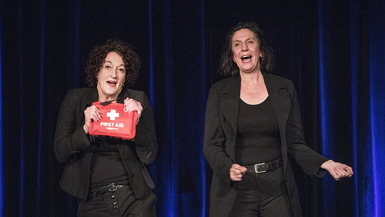 Heidi Friedrich und Birgit Süß überzeugten bei ihrem Jahresrückblick 'Inventur' im Theater am Neunerplatz.