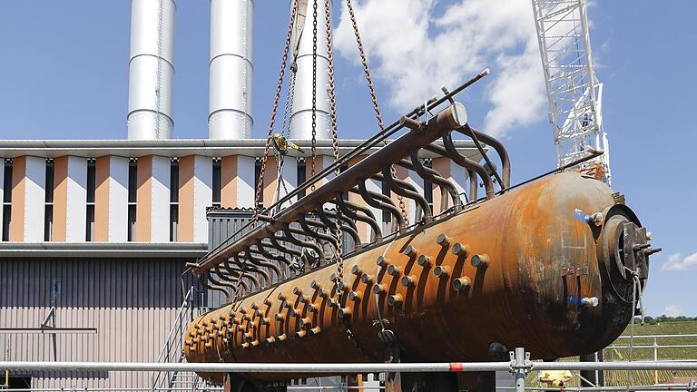 Ein 28 Tonnen schweres Bauteil des alten Kohlekessel wird mit dem Kran aus dem Heizkraftwerk gehoben. Im Gebäude wird Platz für den neuen Heißwasserspeicher frei.