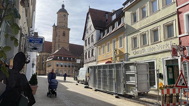 Auch der frühere Gemüseladen Dorsch (Hauptstraße 19, rechts im Bild) wird zu dem Komplex aus mehreren Häusern des Hoteliers Philip Aczél gehören.