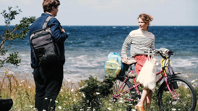 Paula Beer als Nadja und Thomas Schubert als Leon in einer Szene des Films 'Roter Himmel'. Mit dem jüngsten Werk von Christian Petzold startet das Statt-Kino Lohr in den Sommer.&nbsp;