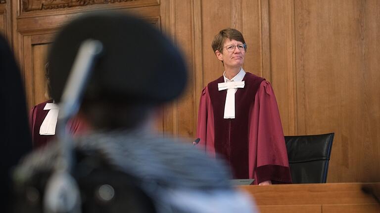 Prozess am Bundesverwaltungsgericht.jpeg       -  Renate Philipp, Versitzende Richterin am Bundesverwaltungsgericht, steht während der Verhandlung im Gerichtssaal in Leipzig. Im Vordergrund sitzt einer Kläger im Rollstuhl.