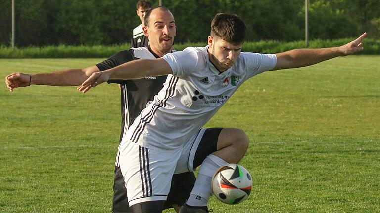 Jakob Drescher (hinten) vom TSV Nordheim/Sommerach verteidigt gegen Torschütze Thomas Hagl von der (SG) VfL Volkach/DJK Rimbach. Die Volkacher gewannen das Mainschleifenderby in der Fußball-Kreisliga Schweinfurt 1 mit 1:0.