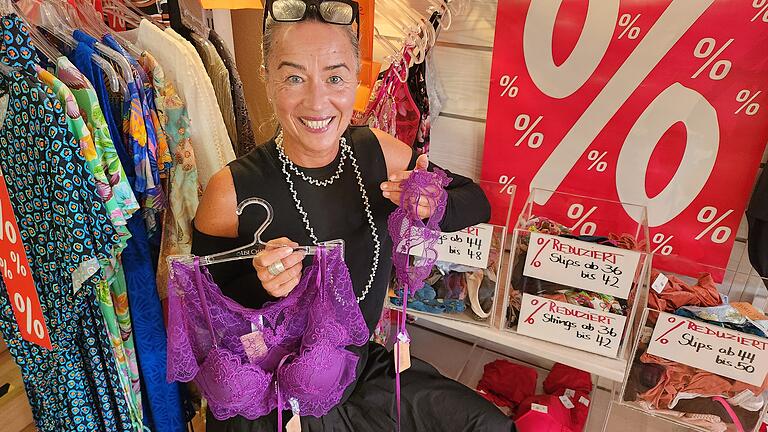 Heidi Kirchner schließt ihr 'Dessous-Paradies'. - Kerstin Fehr arbeitet seit knapp 30 Jahren für Heidi Kirchner. Das Angebot im kleinen Laden in der Ludwigstraße ist und war weit weg von Schlüpper und Mieder. Heidi Kirchner schließt ihr 'Dessous-Paradies'. - Kerstin Fehr arbeitet seit knapp 30 Jahren für Heidi Kirchner. Das Angebot im kleinen Laden in der Ludwigstraße ist und war weit weg von Schlüpper und Mieder.