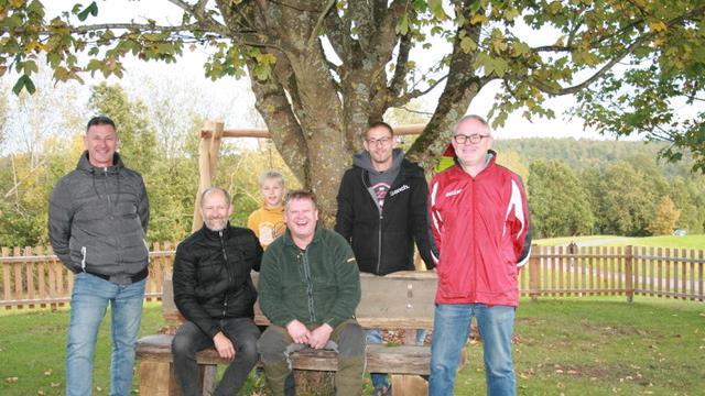 Nicht nur die Vorsitzenden der DJK Oehrberg Sascha Markart (rechts), Stellvertreter Markus Rölling (daneben) und Randolf Sell (links) freuen sich über den neu gestalteten Spielplatz, auch die Sponsoren Andreas Füller (links auf der Bank sitzend) u...       -  Nicht nur die Vorsitzenden der DJK Oehrberg Sascha Markart (rechts), Stellvertreter Markus Rölling (daneben) und Randolf Sell (links) freuen sich über den neu gestalteten Spielplatz, auch die Sponsoren Andreas Füller (links auf der Bank sitzend) und Arno Schlereth und nicht zuletzt der kleine Nils.