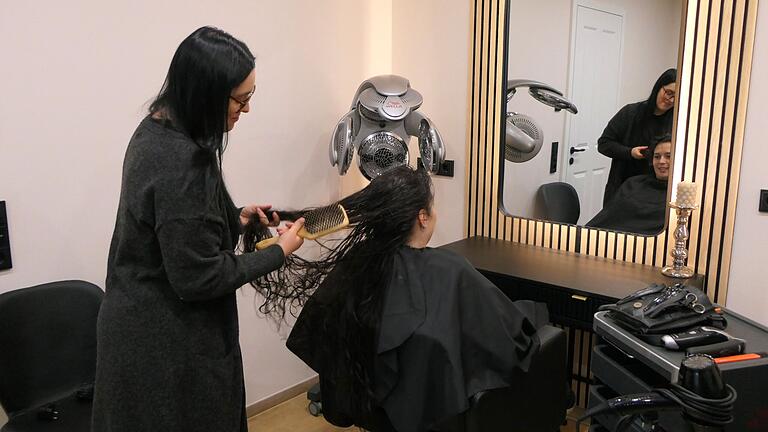 Kundinnen mit langen Haaren können diese im Salon 'Da Schau Hair' spenden und damit einen gemeinnützigen Verein unterstützen, der Perücken fertigt und bedürftigen Kindern zur Verfügung stellt. Kundinnen mit langen Haaren können diese im Salon 'Da Schau Hair' spenden und damit einen gemeinnützigen Verein unterstützen, der Perücken fertigt und bedürftigen Kindern zur Verfügung stellt.