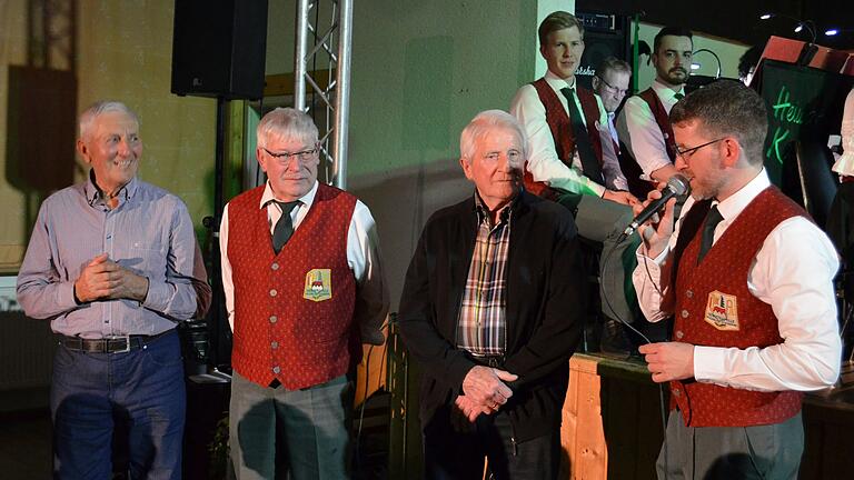 Otmar Ley, Konrad Ring und Werner Zinser wurden von Dirigent Marco Wolf (rechts) im Rahmen des Jubiläumskonzerts für ihr über sechs Jahrzehnte langes musikalisches Mitwirken in der Heimatkapelle geehrt.&nbsp;