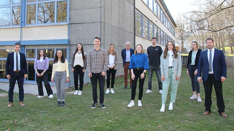 Alumni zu Gast am FLSH in Gaibach – ehemalige Schüler*innen berichten der Oberstufe über ihren beruflichen Werdegang: (von links) Helmut Kneißl (Oberstufenkoordinator), Melanie Herbig, Nathalie Nienstedt, Julia Möslein, Patrick Czerny, Lena Böhnlein, Luisa Hümmer, Bernhard Seißinger (Schulleiter), Til Sauer, Tamara Mundorff, Celine Panzer, Marco König (Oberstufenkoordinator). Nicht im Bild: Christoph Gross