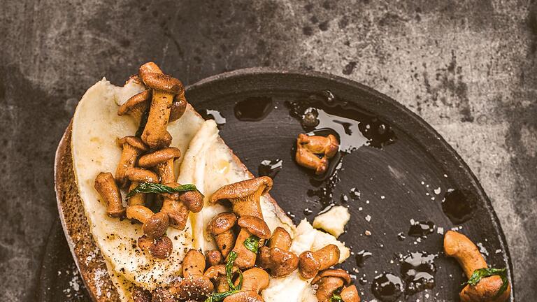 Kartoffelaufstrich-Toast mit Pfifferlingen - Kartoffelaufstrich-Toast mit Pfifferlingen ist eine Idee von Bernadette Wörndl. Der Aufstrich aus Kartoffelstampf, saurer Sahne, Schalottenwürfel, Muskatnuss und Zitronenschale sorgt für ein cremiges Bett für die mit Schalotten und Liebstöckel gebratenen Pfifferlinge. Kartoffelaufstrich-Toast mit Pfifferlingen - Kartoffelaufstrich-Toast mit Pfifferlingen ist eine Idee von Bernadette Wörndl. Der Aufstrich aus Kartoffelstampf, saurer Sahne, Schalottenwürfel, Muskatnuss und Zitronenschale sorgt für ein cremiges Bett für die mit Schalotten und Liebstöckel gebratenen Pfifferlinge.