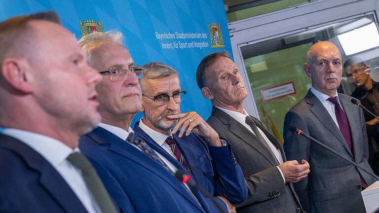 Sicherheitsgipfel im Fußball       -  Politik und Fußball haben sich auf eine zentrale Stelle für Stadionverbote geeinigt.