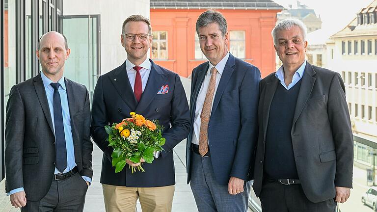 Ein erster Blumenstrauß auf dem Stadtbalkon des Neubau des Mainfranken Theater Würzburg: (v.li.) Kulturreferent Benedikt Stegmayer, der künftige Intendant Daniel Morgenroth, OB Christian Schuchardt und Dirk Terwey, Geschäftsführender Direktor des Mainfranken Theaters.
