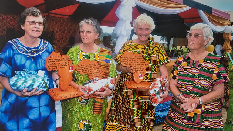 Gabriele Köthe (links) bei der Verabschiedung der Missionshelferinnen 2012 im Hospital von Eikwe (Ghana), mit ihren Mitschwestern (von links) Ludovica Schmitt, Irmgard Holtkötter und Elizabeth Happe.