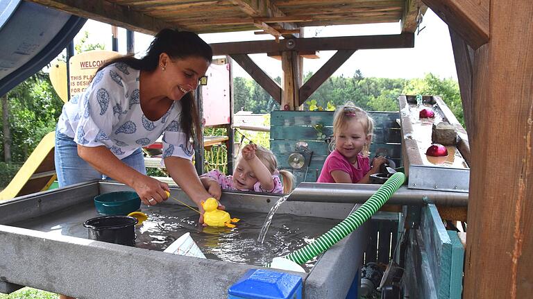 Unter dem Spielhaus im Garten der Tagesmutter Mareike Schmitt ist die Wasser- und Matschecke bei den Kindern sehr beliebt.