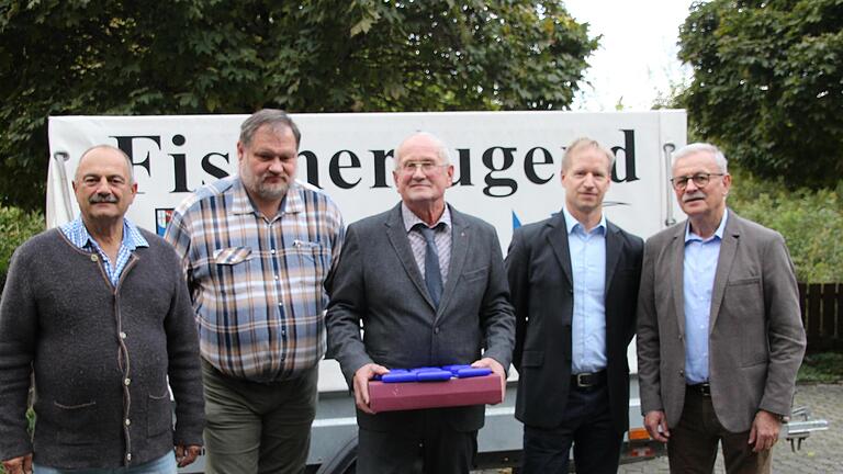 Glückwünsche und Dank erhielt der Vorsitzende der Hegefischerei-Genossenschaft Thulba, Kurt Fröhlich (M.) von (v. l.) den Präsidenten des Unterfränkischen Fischereiverbands Willi Stein und Joachim Alkar, sowie Fachberater Michael Kohlasa und Vize-... - Glückwünsche und Dank erhielt der Vorsitzende der Hegefischerei-Genossenschaft Thulba, Kurt Fröhlich (M.) von (v. l.) den Präsidenten des Unterfränkischen Fischereiverbands Willi Stein und Joachim Alkar, sowie Fachberater Michael Kohlasa und Vize-Landrat Gotthard Schlereth. Glückwünsche und Dank erhielt der Vorsitzende der Hegefischerei-Genossenschaft Thulba, Kurt Fröhlich (M.) von (v. l.) den Präsidenten des Unterfränkischen Fischereiverbands Willi Stein und Joachim Alkar, sowie Fachberater Michael Kohlasa und Vize-... - Glückwünsche und Dank erhielt der Vorsitzende der Hegefischerei-Genossenschaft Thulba, Kurt Fröhlich (M.) von (v. l.) den Präsidenten des Unterfränkischen Fischereiverbands Willi Stein und Joachim Alkar, sowie Fachberater Michael Kohlasa und Vize-Landrat Gotthard Schlereth.