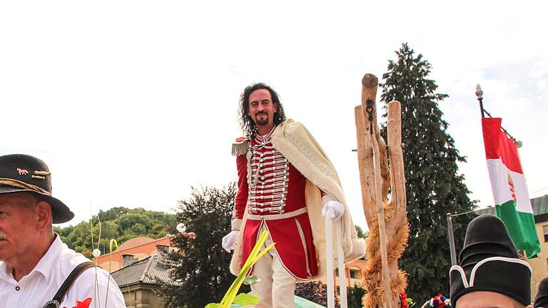 Fürst Ferenc Rákóczi alias Timo Baier beim Umzug. Foto: Benedikt Borst       -  Fürst Ferenc Rákóczi alias Timo Baier beim Umzug. Foto: Benedikt Borst