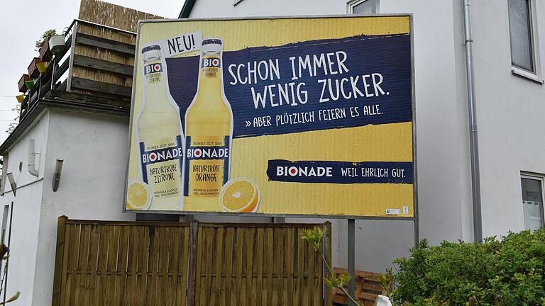 'Weil ehrlich gut': In Ostheim hängen sie zuerst, die neuen Bionade-Plakate, die durchaus mit Selbstironie und einer Prise Humor verstanden werden sollen und auch den neuen Slogan beeinhalten.&nbsp;