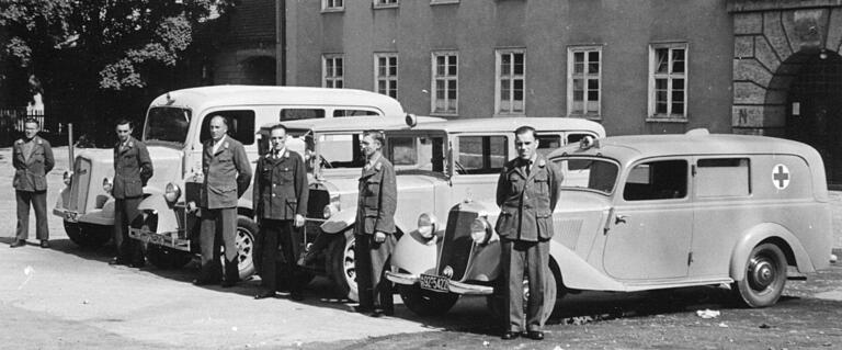 1947: Die Flotte des Roten Kreuzes im Hof der Schillerschule.&nbsp;