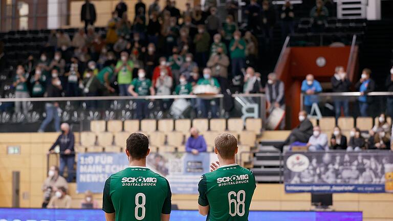 Dominik Schömig (links) und Julian Sauer bedanken sich bei den mitgereisten Wölfe-Fans.&nbsp;