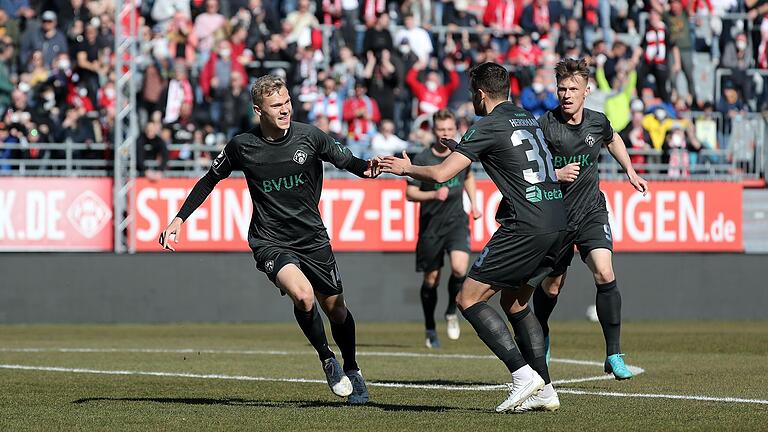 Louis Breunig (links) wechselt von den Würzburger Kickers zum 1. FC Nürnberg.