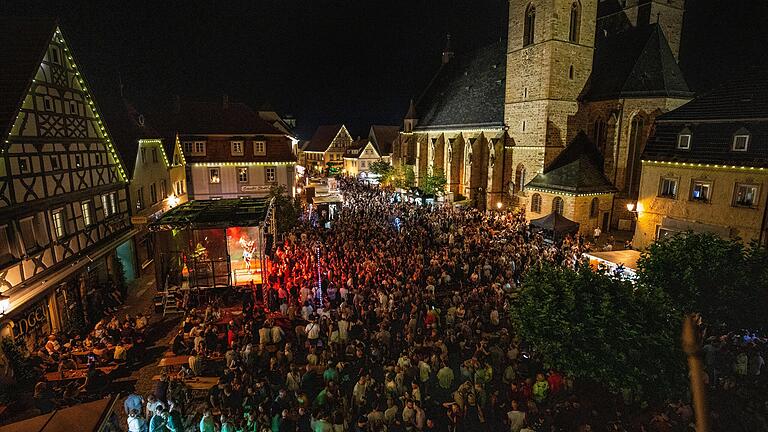 Das 47. Gerolzhöfer Weinfest war am Wochenende bestens besucht. Selbst am Samstagabend (im Bild) gab es kaum ein Durchkommen auf dem Marktplatz. Erst ein Gewitter kurz vor Mitternacht sorgte für etwas mehr Freiraum.