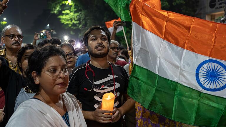 Proteste nach Vergewaltigung und Mord einer Ärztin in Indien       -  Die Menschen fordern eine Bestrafung des Täters oder der Täter.