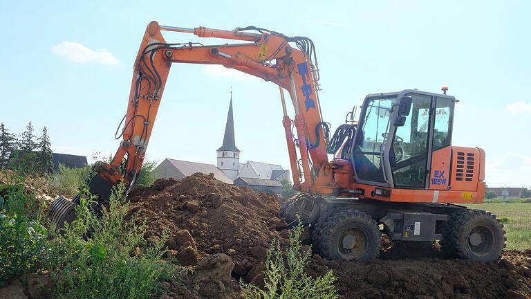 Die Arbeiten im neuen Gewerbegebiet von Großeibstadt ruhen. Die Firma BSH Solar aus Bad Königshofen will erst 2025 mit den Arbeiten für den neuen Firmensitz beginnen. Das war eigentlich für heuer geplant