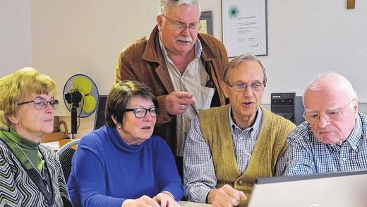 Die Macher und Kümmerer im Internetcafe von Senioren für Senioren: (im Bild von links) Herta Hohmeister, Hiltrud Jung, Peter Wisshofer, Theo Brotzeller und Herbert Schmidt.