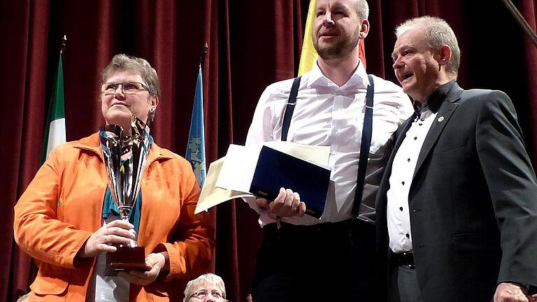 Felix Resch (rechts) überreichte Maria Egglseder und Thomas Kaminski die Auszeichnung in Silber für die Leistung des Chors.