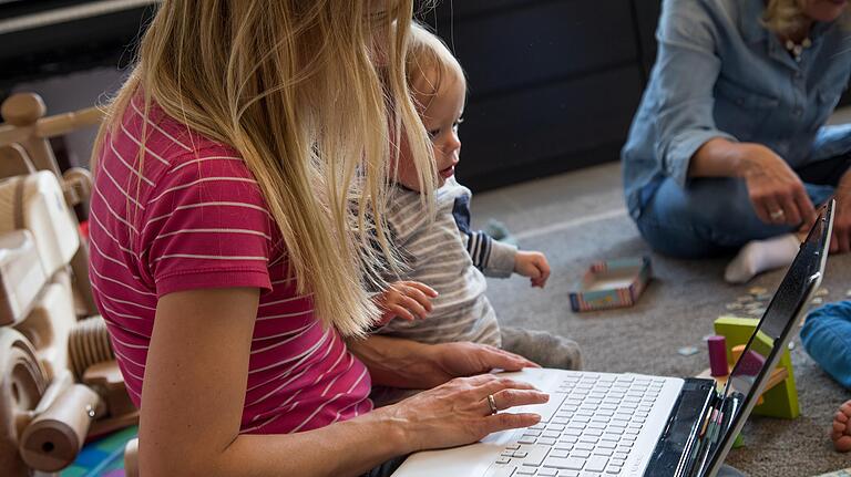 Kinderbetreuung und Beruf unter einen Hut zu bringen, ist nicht einfach – und in Corona-Zeiten erst recht eine Herausforderung für Eltern.&nbsp;