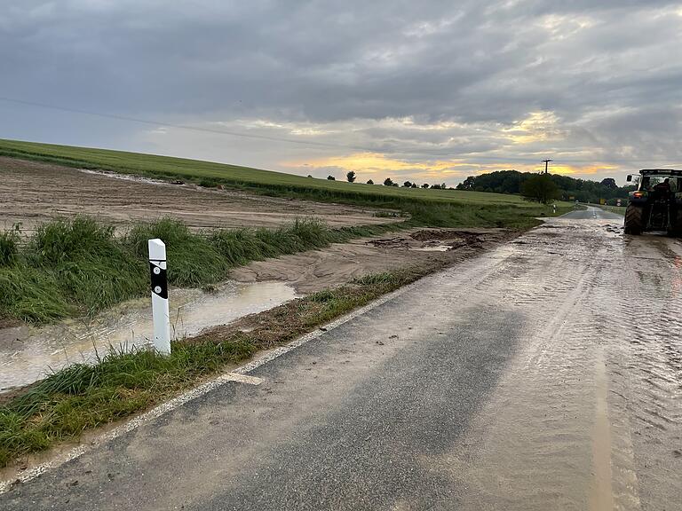 Zwischen Oberschwarzach und Bimbach wurde Erdreich von Ackerflächen auf die Straße geschwemmt.&nbsp;