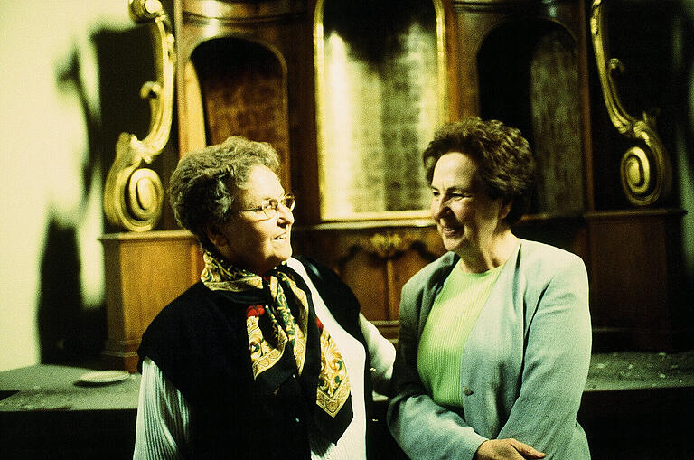 Im Jahr 1998 tauschten Otto Seidels Töchter Elsa Fersch (links) und Maria Tamm in der Klinikkapelle, in der sie getraut worden waren, Erinnerungen aus.